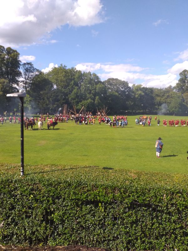 A clash of pikeman occurs