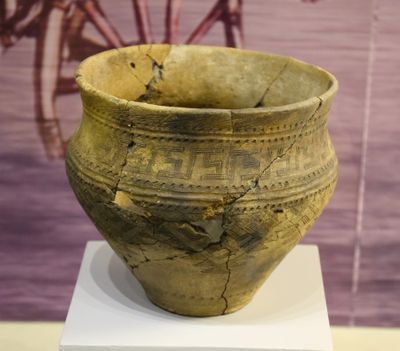 Andronovo culture, vase with finger print decoration