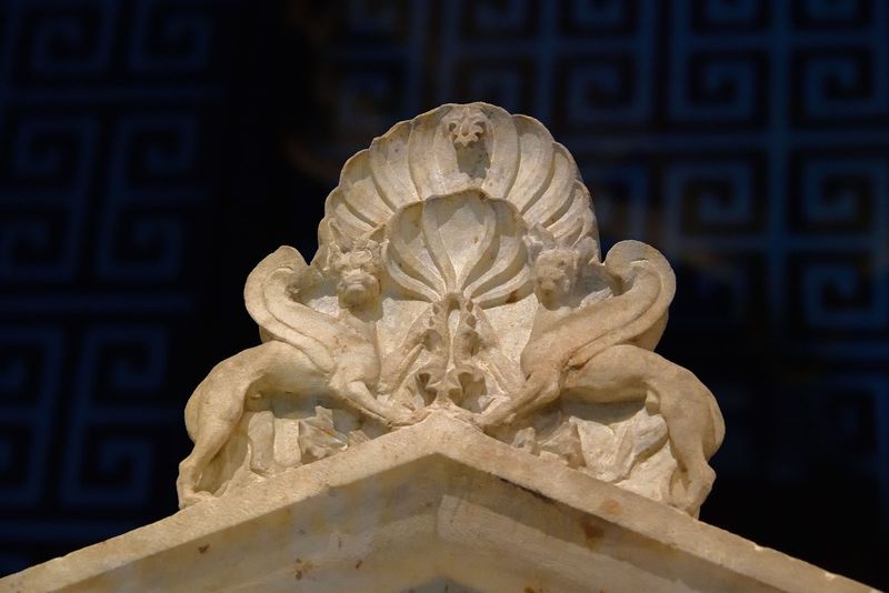 Istanbul Archaeological Museum Alexander Sarcophagus top 4051.jpg