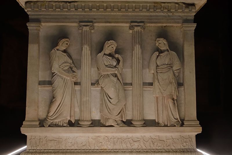 Istanbul Archaeological Museum Sarcophagus of the mourning women border short side 4056.jpg