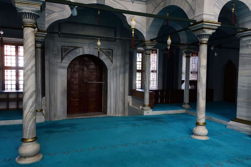 Istanbul Ayazma Mosque near entrance 3362.jpg