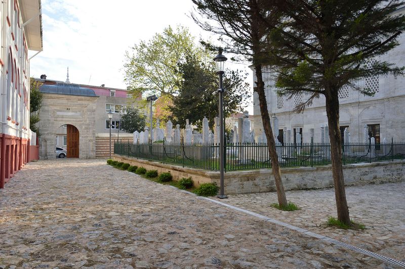 Istanbul Ayazma Mosque courtyard at SE side 0639.jpg