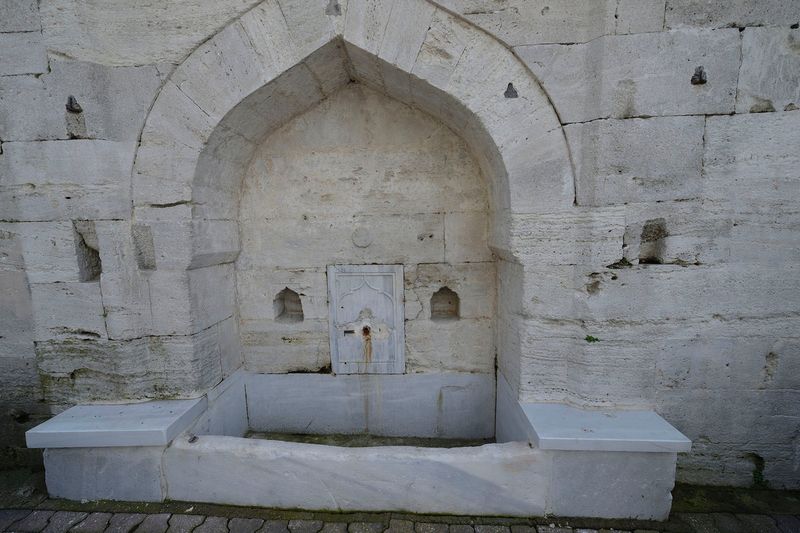 Istanbul Atik Valide courtyard of mosque 0531.jpg