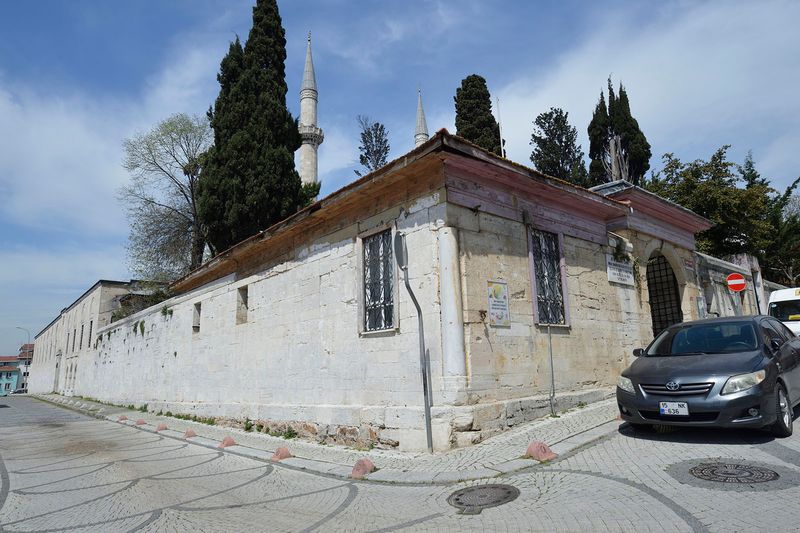 Istanbul Atik Valide Outer wall of courtyard of mosque 0535.jpg