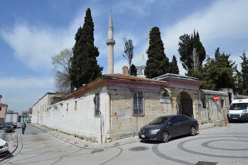 Istanbul Atik Valide Outer wall of courtyard of mosque 0536.jpg