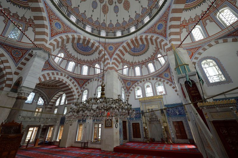 Istanbul Atik Valide Mosque interior 0549.jpg
