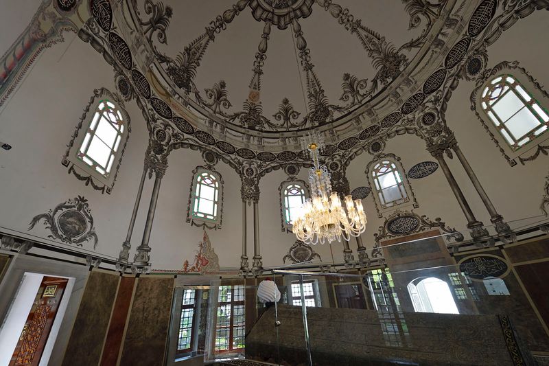 Istanbul Beyazit II mosque founders mausoleum 0598.jpg