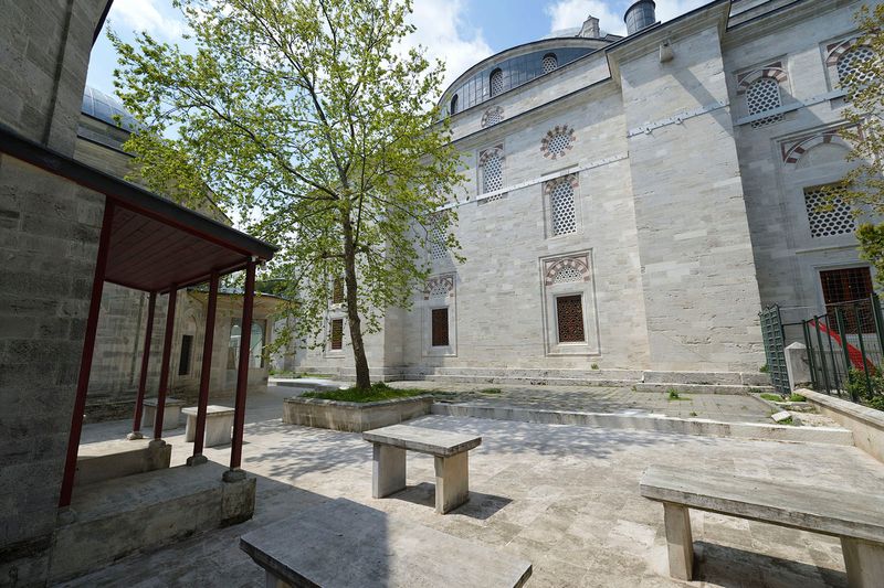 Istanbul Beyazit II mosque founders mausoleum 0595.jpg