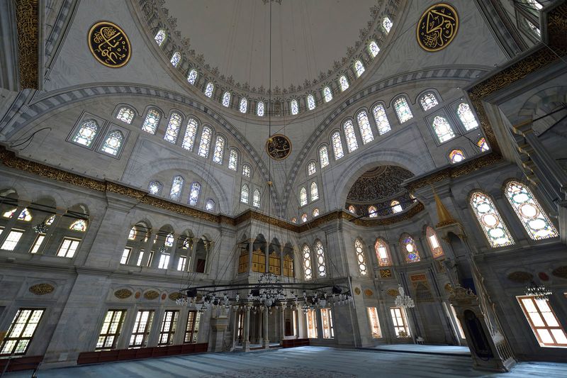 Istanbul Nuruosmaniye Mosque interior 0592.jpg