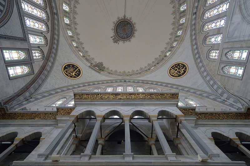 Istanbul Nuruosmaniye Mosque interior 0590.jpg