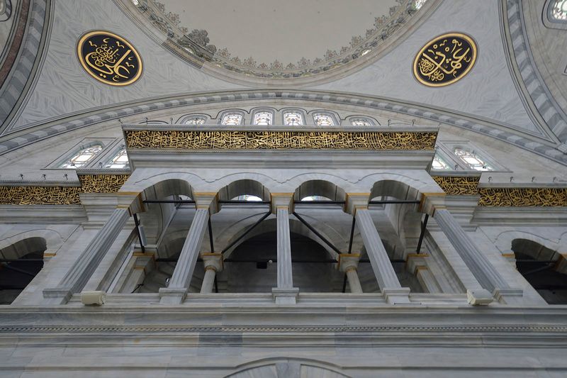 Istanbul Nuruosmaniye Mosque interior 0589.jpg