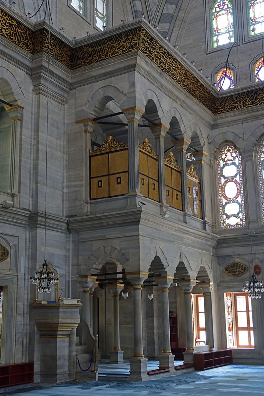 Istanbul Nuruosmaniye Mosque interior 4638.jpg