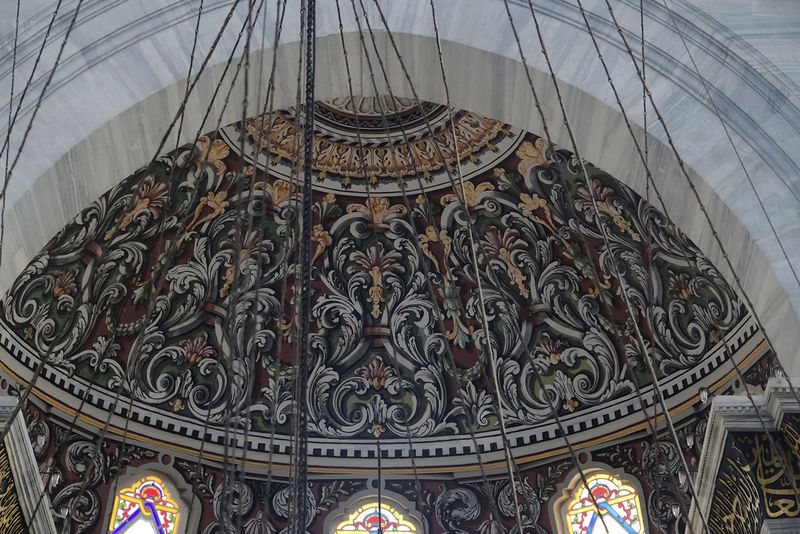 Istanbul Nuruosmaniye Mosque interior 4635.jpg