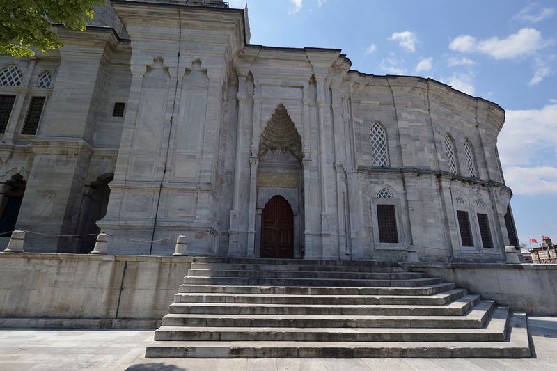 Istanbul Nuruosmaniye Mosque exterior east flank of inner courtyard 0579.jpg