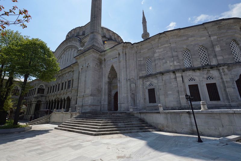 Istanbul Nuruosmaniye Mosque exterior east flank of inner courtyard 0581.jpg