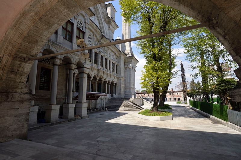 Istanbul Nuruosmaniye Mosque exterior from SE leaving southern courtyard with view of east flank of mosque 0577.jpg