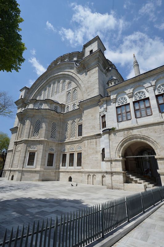 Istanbul Nuruosmaniye Mosque exterior from SE on southern courtyard 0576.jpg