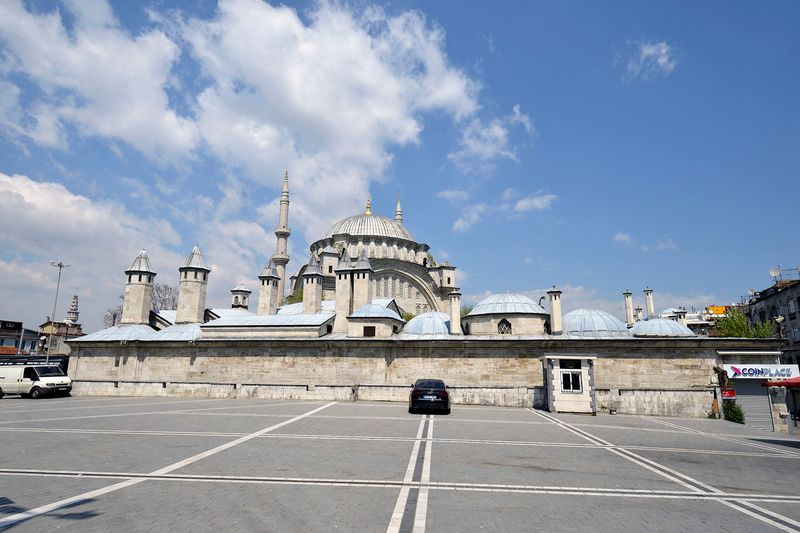 Istanbul Nuruosmaniye Mosque exterior from south 0574.jpg