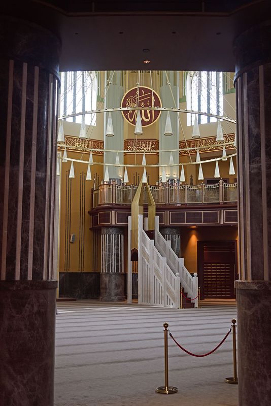 Istanbul Taksim Mosque interior area before main room 4147.jpg