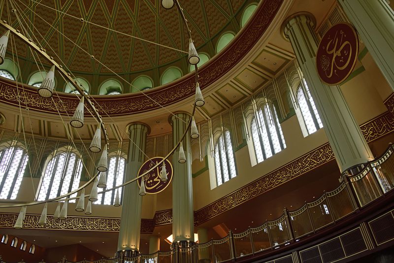 Istanbul Taksim Mosque interior area under dome 4143.jpg