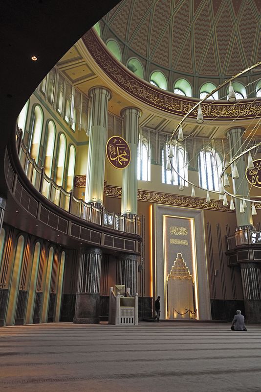 Istanbul Taksim Mosque interior mihrab and krs 4126.jpg
