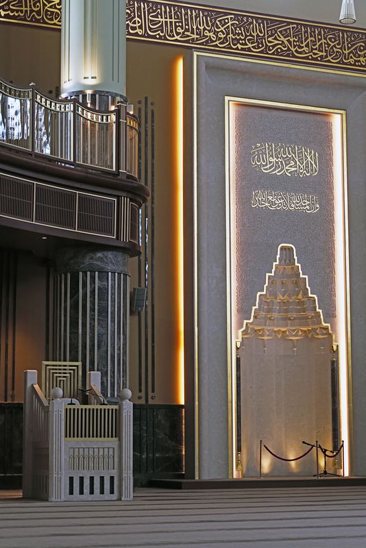 Istanbul Taksim Mosque interior mihrab and krs 4119.jpg