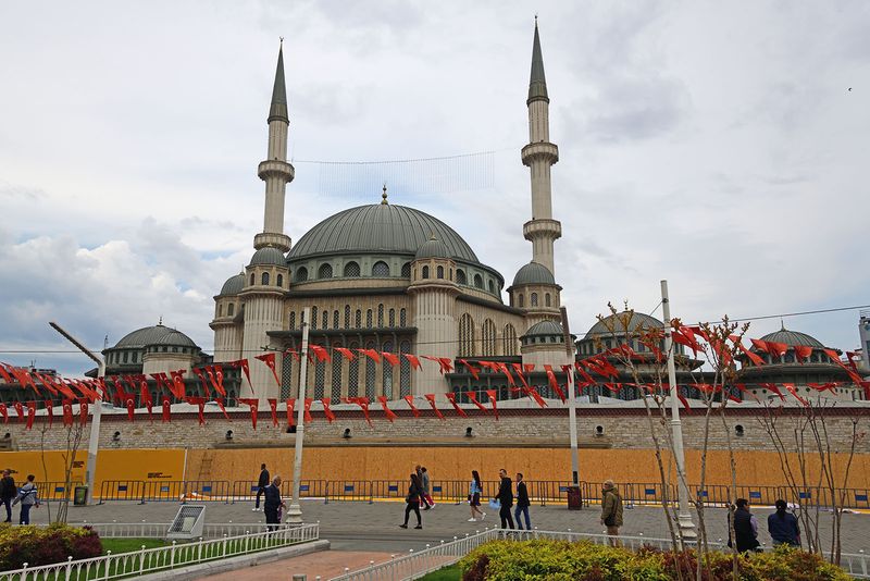 Istanbul Taksim Mosque exterior 4168.jpg