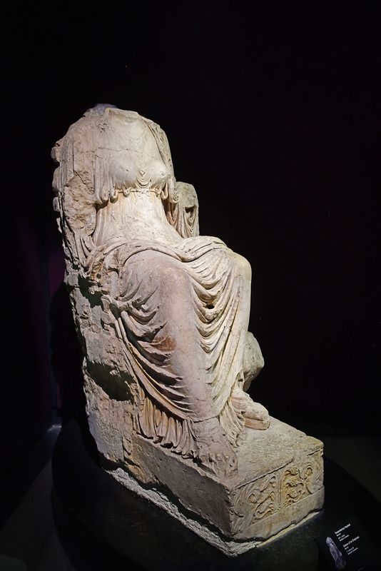 Istanbul Archaeology Museum Statue of an empress 1st C CE Baalbek (Libanon) 3675.jpg