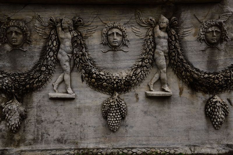 Istanbul Archaeology Museum Garland sarcophagus 2nd C CE 2945.jpg