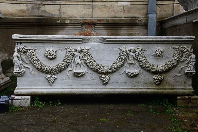 Istanbul Archaeology Museum Graland sarcophagus 2nd C CE 2941.jpg