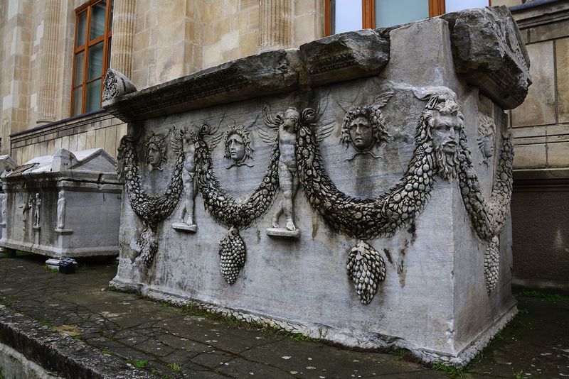 Istanbul Archaeology Museum Graland sarcophagus 2nd C CE 2943.jpg