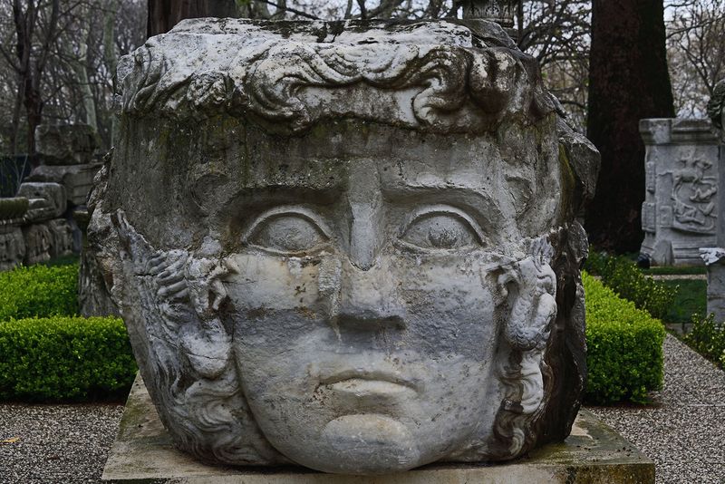 Istanbul Archaeology Museum Medusa Head keystone 4th C CE 2897.jpg