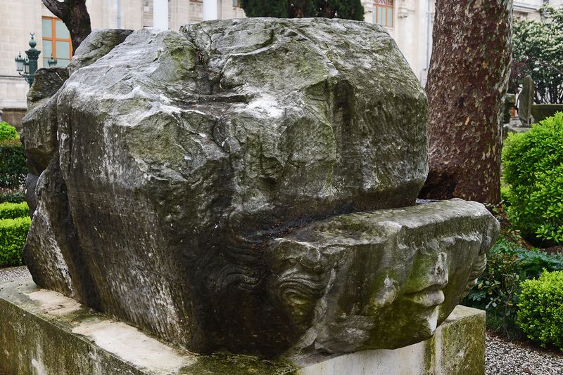 Istanbul Archaeology Museum Medusa Head keystone 4th C CE 2899.jpg