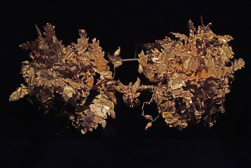 Istanbul Archaeology Museum Gold crown 3rd C BCE Bergama 4092.jpg