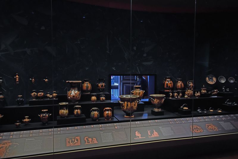 Istanbul Archaeology Museum Greek vessels ND 4102.jpg