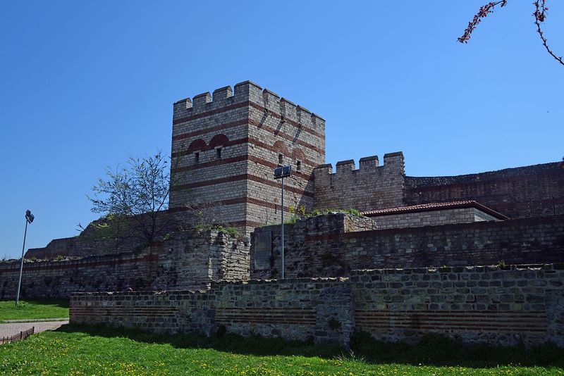 Istanbul Wall outside Topkapı gate 3067.jpg
