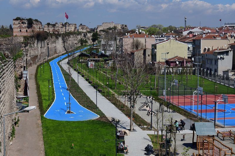 Istanbul Park along wall north of Wall to Mevlanakapı 3079.jpg