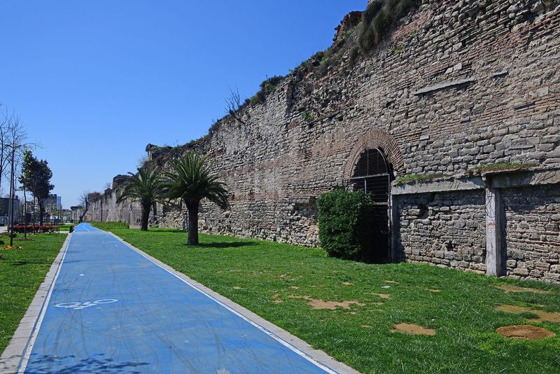 Istanbul Park along wall north of Wall to Mevlanakapı 3073.jpg