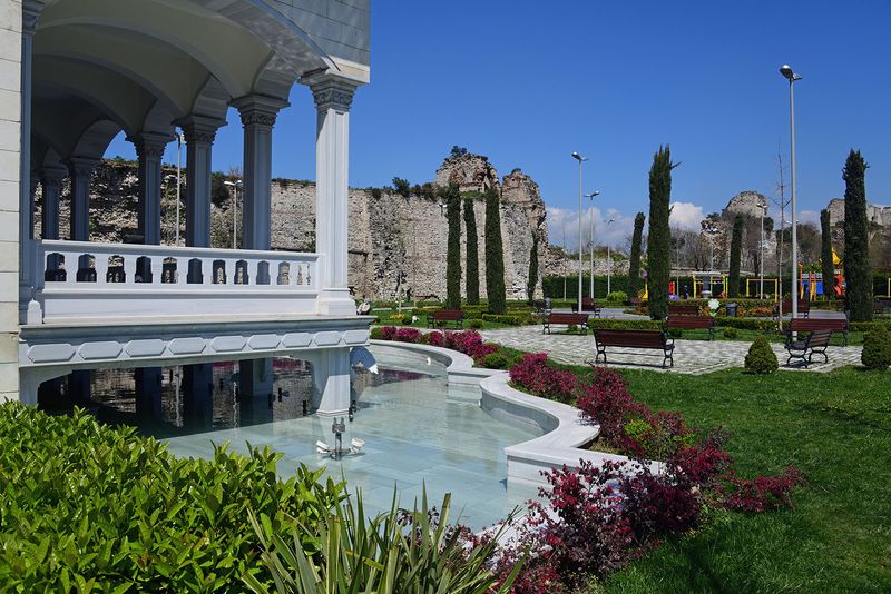 Istanbul Park along wall north of Mevlanakapı ok Amalı Salonu 3071.jpg
