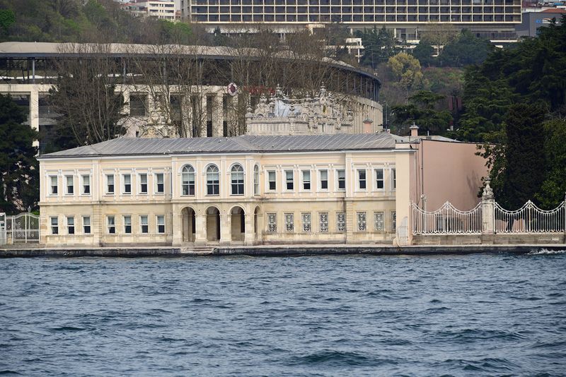 Istanbul Eminn to Sarıyer 10 Dolmabahe Palace western side 3161.jpg