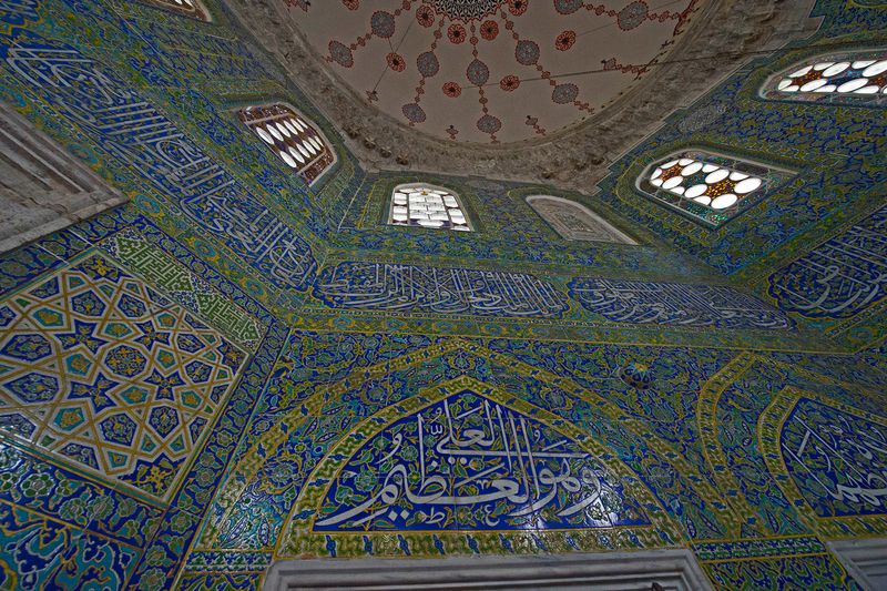 Istanbul Şehzade complex Tomb of Şehzade Mehmed interior Cuerda seca tiles in 2015 1386.jpg