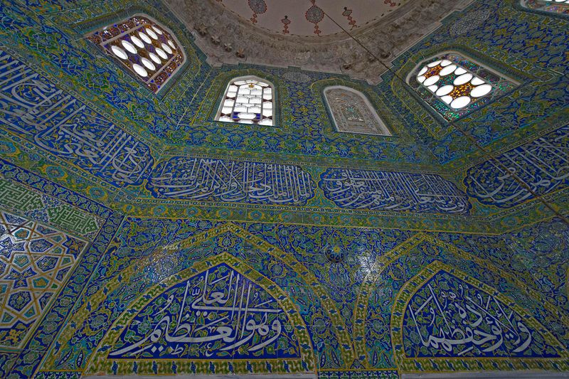 Istanbul Şehzade complex Tomb of Şehzade Mehmed interior Cuerda seca tiles in 2015 1385.jpg