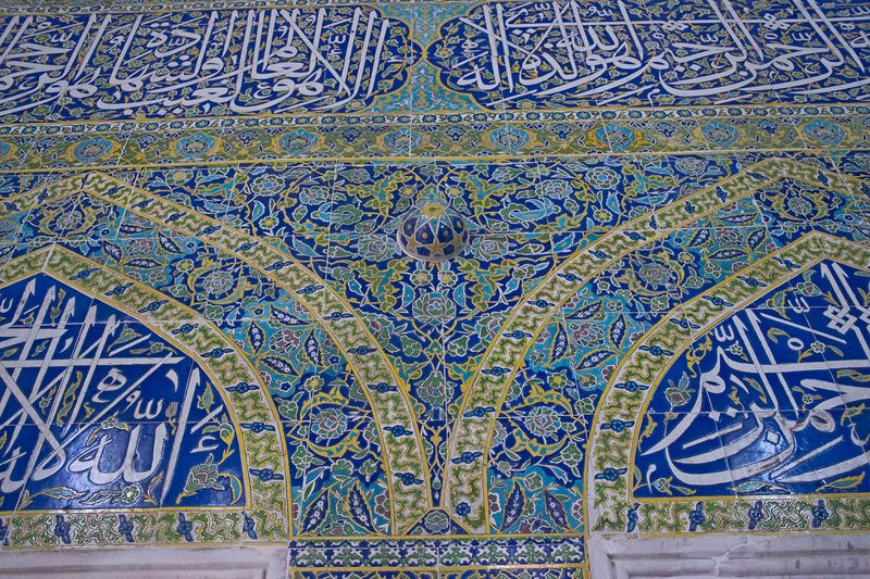 Istanbul Şehzade complex Tomb of Şehzade Mehmed interior Cuerda seca tiles in 2015 1380.jpg