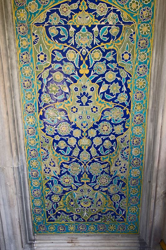 Istanbul Şehzade complex Tomb of Şehzade Mehmed interior Cuerda seca tiles in 2015 1367.jpg