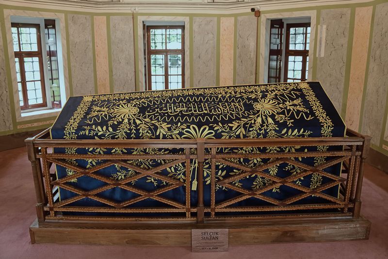 Istanbul Seluk Sultan Trbesi 3764.jpg