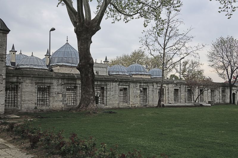 Istanbul Sleymaniye complex 3774.jpg