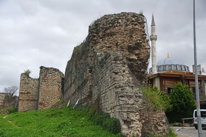 Istanbul Mihrimah Sultan Mosque in distance 3934.jpg