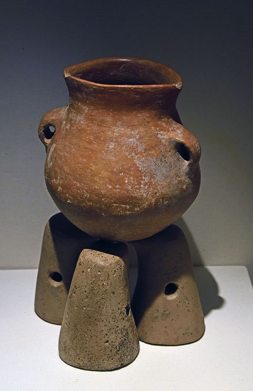 Istanbul Sadberk Hanım Museum Cooking pot with stand 3258.jpg