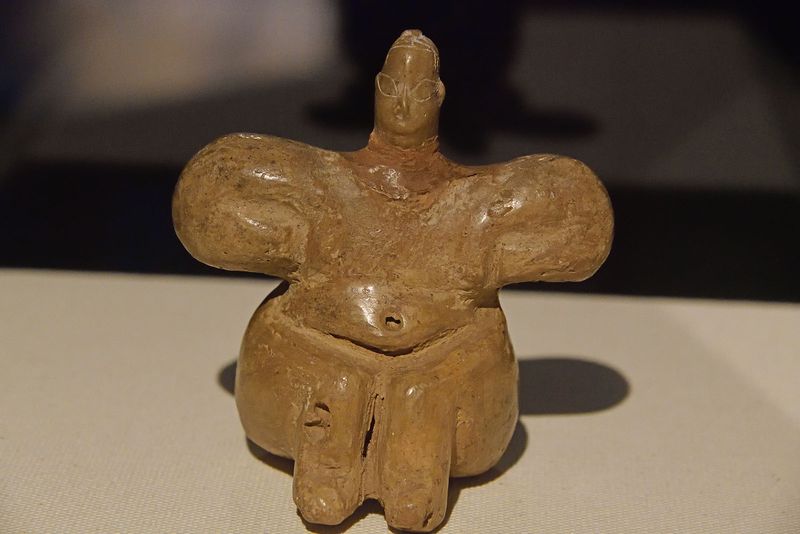 Istanbul Sadberk Hanım Museum Female figurine Late Neolithic Age, first half of 6th millenium BC 3250.jpg