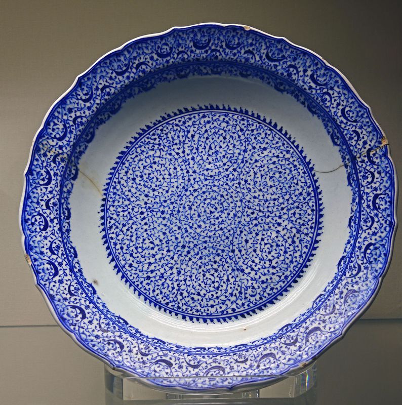 Istanbul Sadberk Hanım Museum Plate first half 16th C CE Iznik 3288.jpg